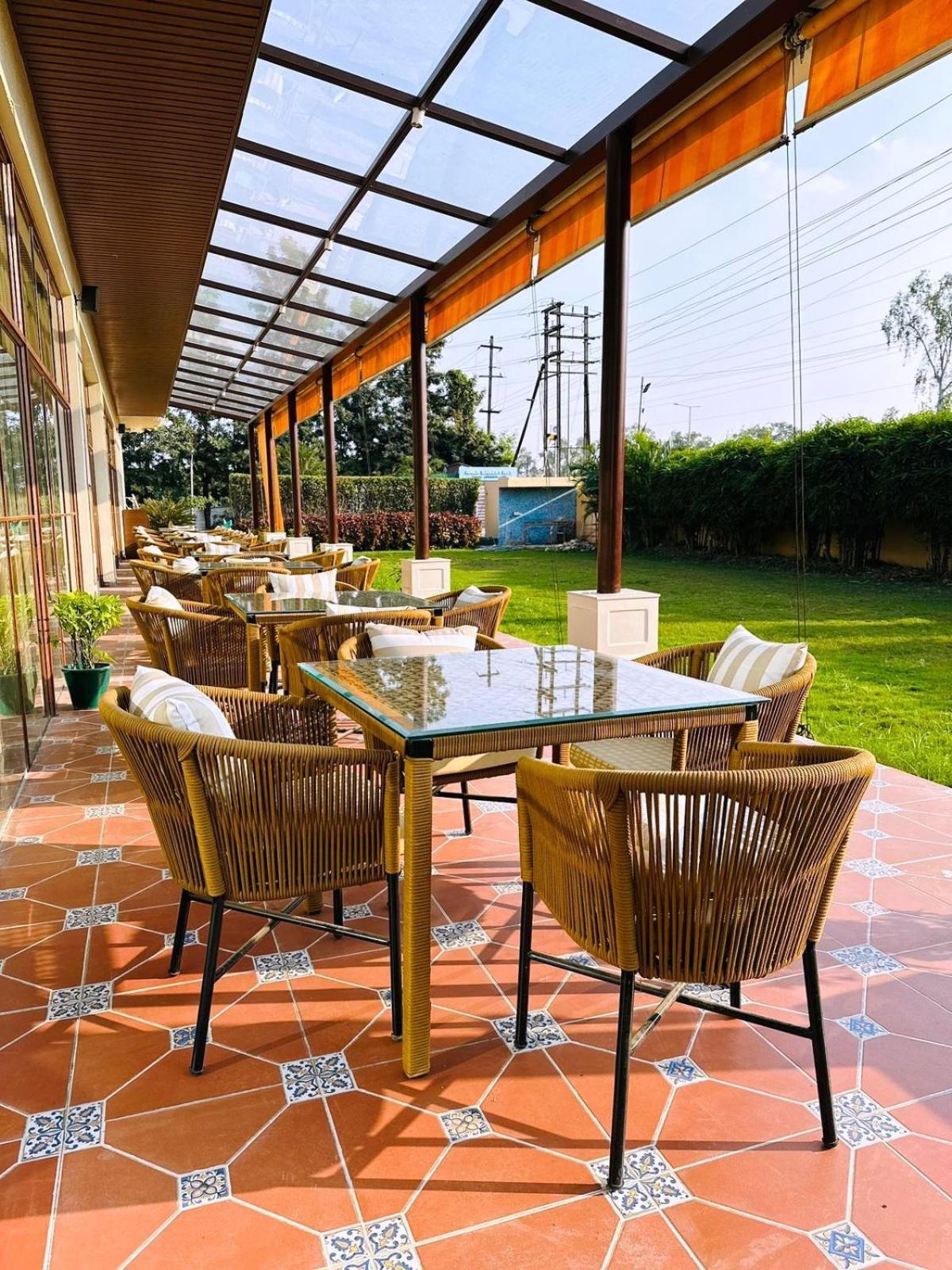 Hotel Amer Green'S Bhopal Exteriör bild
