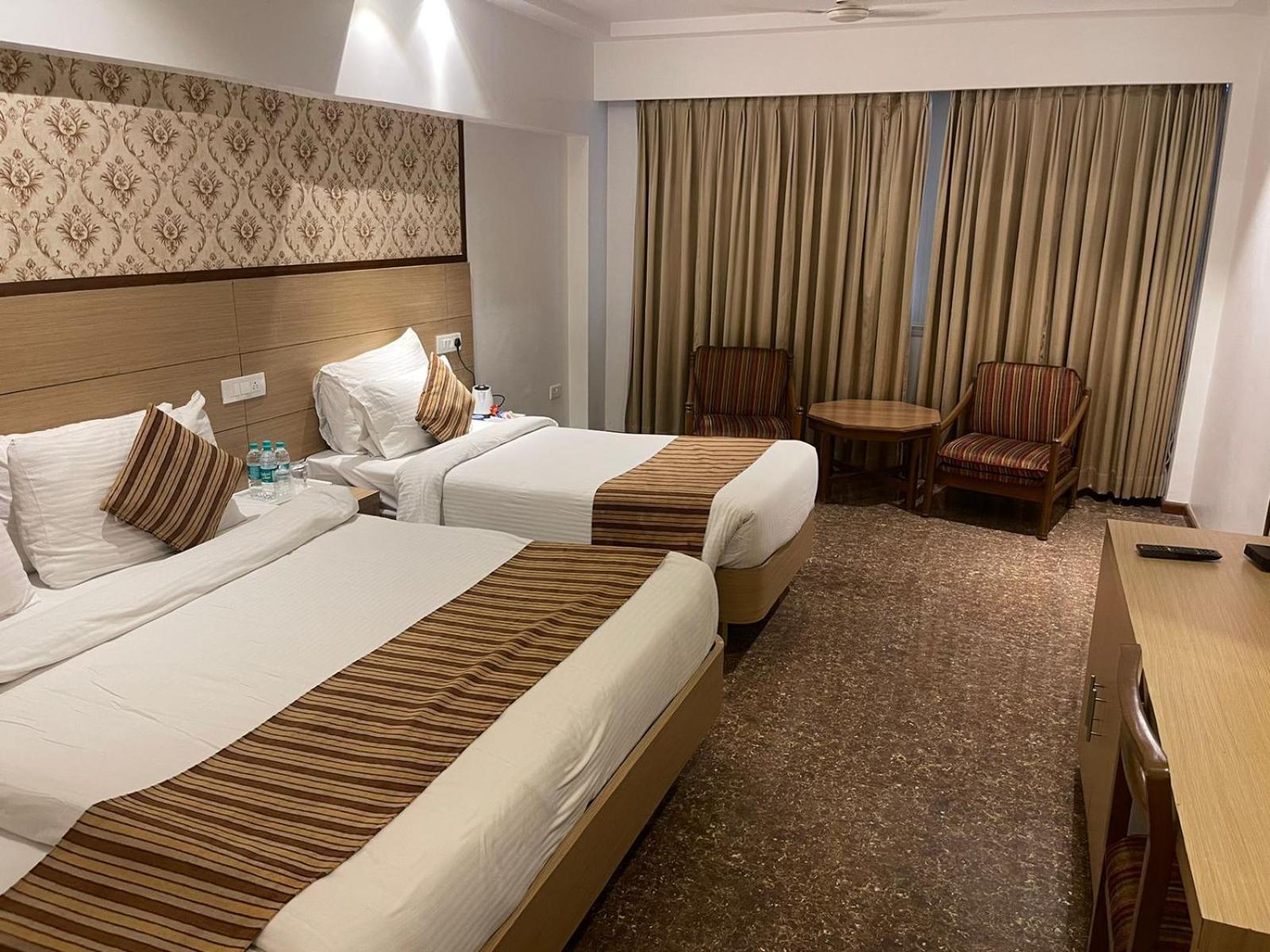 Hotel Amer Green'S Bhopal Exteriör bild